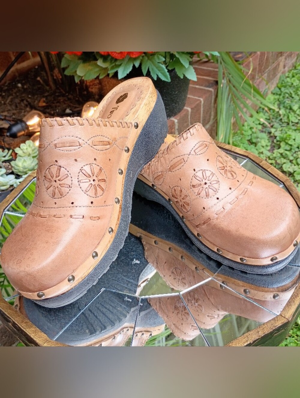 TWO LIPS SZ 8 LOUISE SUPPLE HANDCRAFTED  LEATHER BOHO STUDDED CLOGS NWOT Y2K